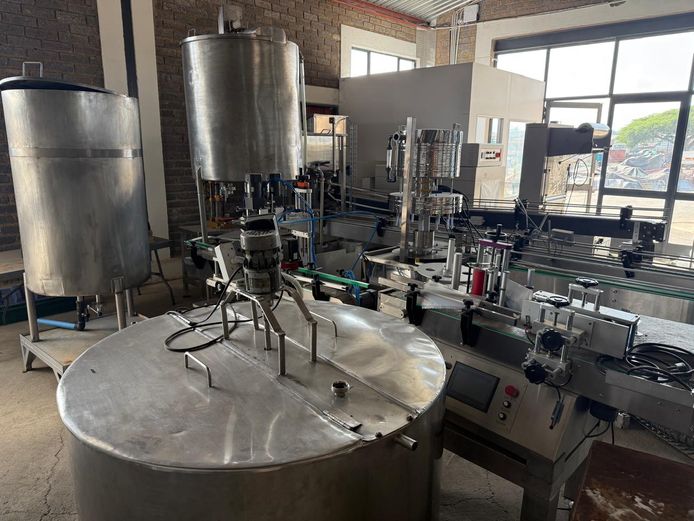 8 HEAD MANUAL FILLING MACHINE WITH CONVEYOR STC