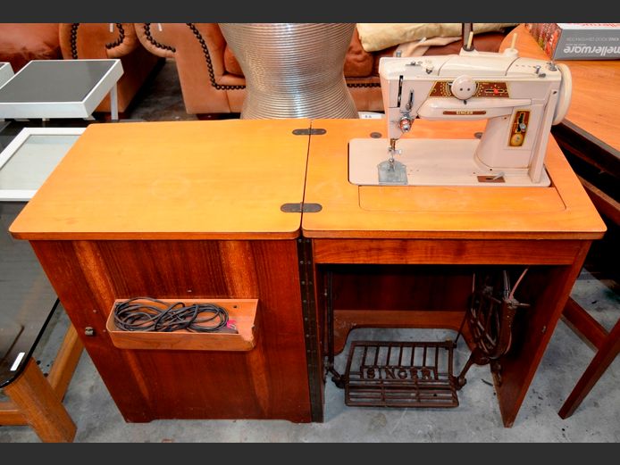 VINTAGE SINGER SEWING MACHINE IN MAHOGANY CABINET, 57 x 43 x 78cm