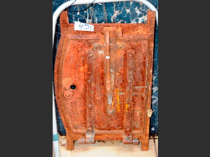 ANTIQUE CAST IRON FIREPLACE DOOR, 60 x 38cm [Rusted]