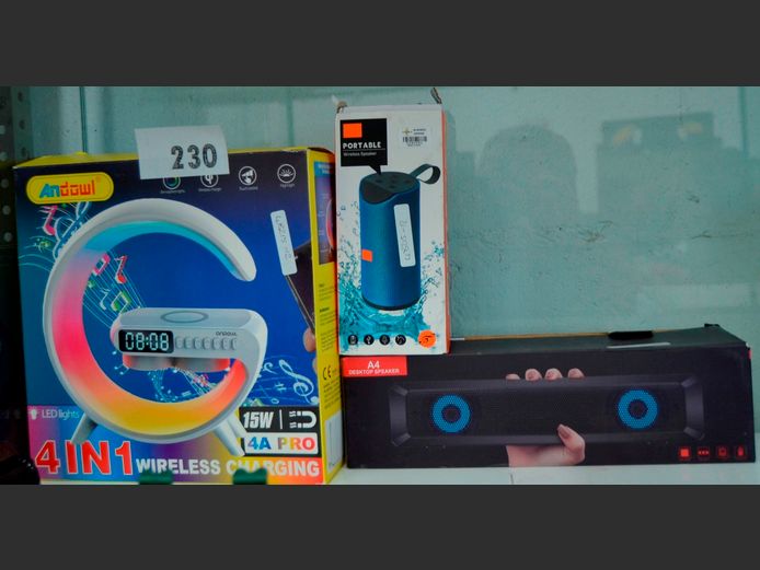 LOT: 2 x PORTABLE BLUETOOTH SPEAKERS & A 4-IN-1 WIRELESS CHARGER [Untested]