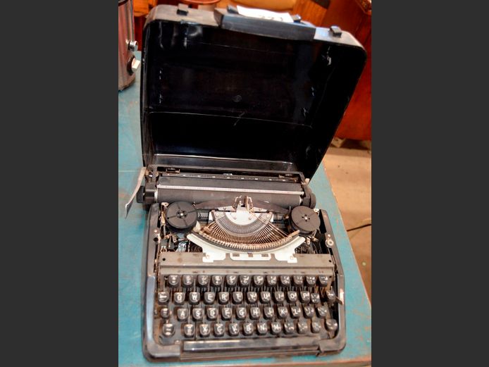 BROTHER VINTAGE TYPEWRITER IN CASE [Condition unknown]