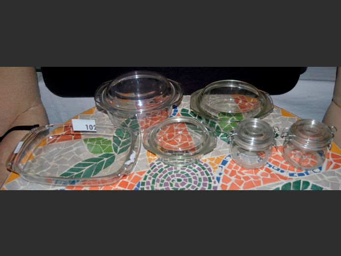 GLASS CASSEROLES WITH LIDS, STORAGE JARS & AN OVEN DISH