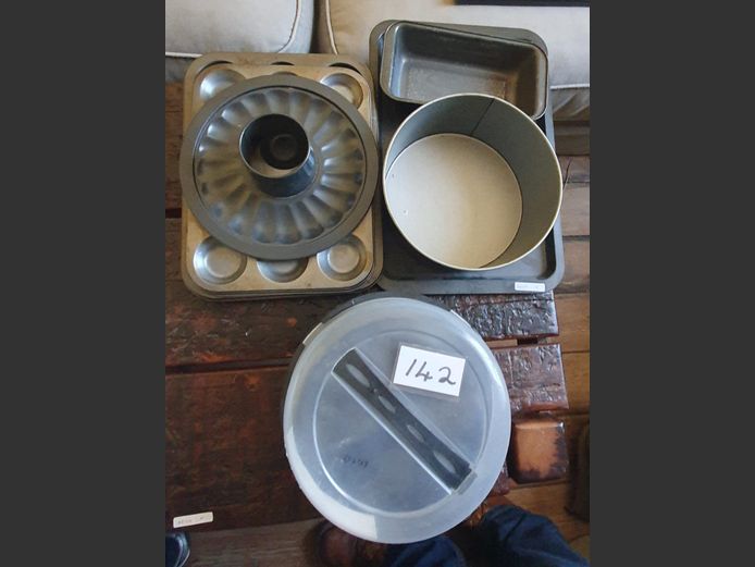 LOT: NON-STICK CAKE MOULDS, MUFFIN PANS, etc