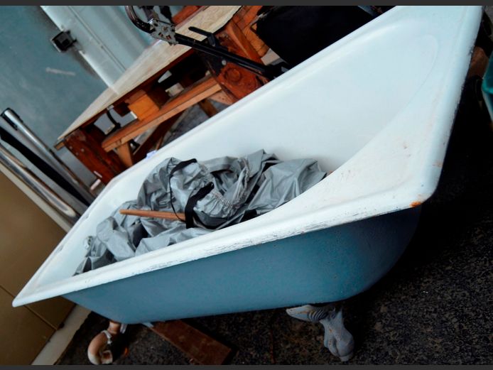 CAST IRON BATH ON CLAW FEET, 170 x 73 x 58cm