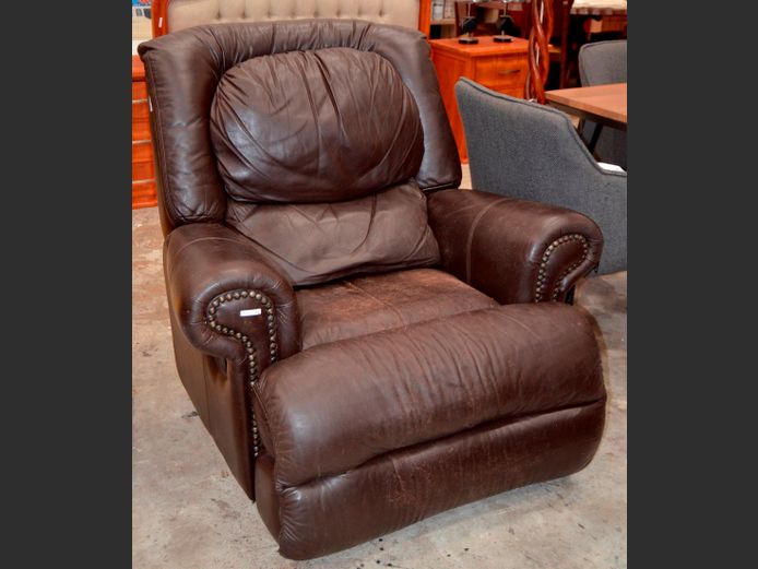 BROWN LEATHER RECLINING ARMCHAIR WITH STUD DETAIL [Leather polish needed]