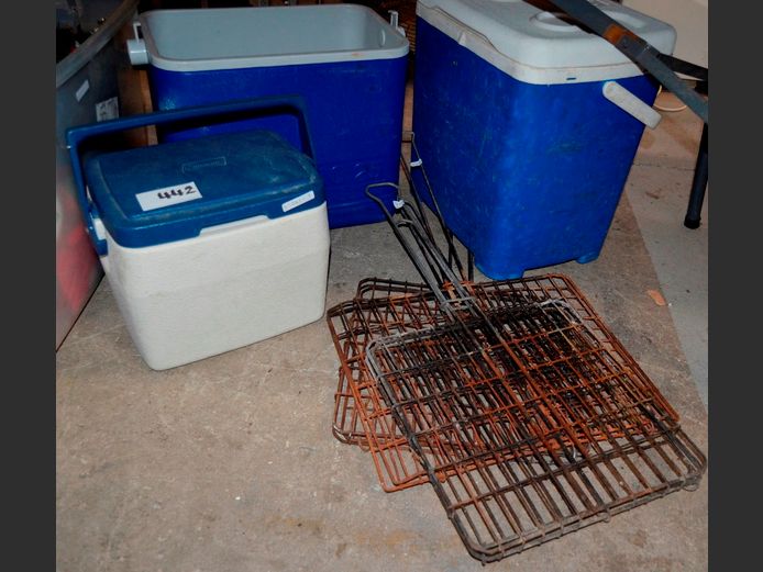 LOT: 3 COOLER BOXES & 3 x BRAAI GRIDS [47644-40, 47641-9]