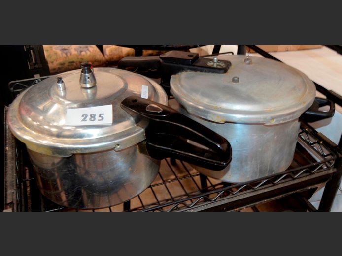 LOT: 2 x PRESSURE COOKERS
