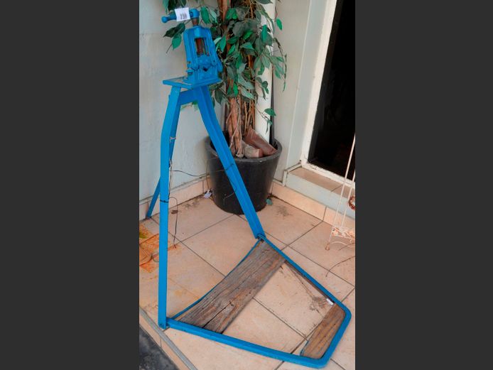 BLUE PIPE VICE ON STAND