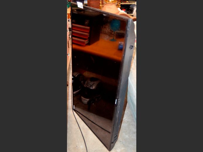 HISENSE 50" L.E.D. TV [Switches on, Screen cracked] ### LICENCE PLEASE ###