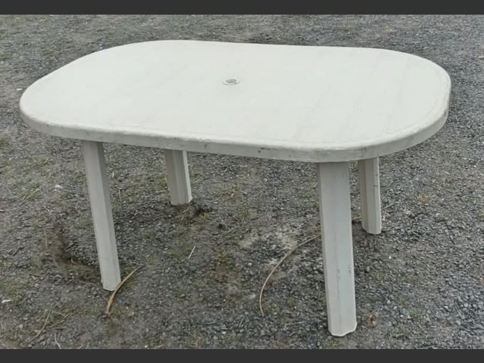 WHITE OVAL PLATIC PATIO TABLE