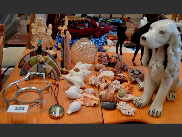 SEASHELLS, ORNAMENTS, CERAMIC DOG ORNAMENT [Bum broken], etc