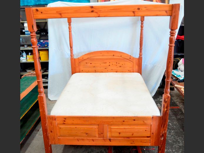 OREGON PINE 4-POSTER BED WITH QUEEN SIZE MATTRESS [Mattress needs a clean]