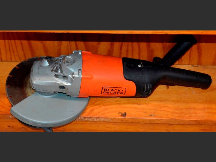 BLACK & DECKER HEAVY DUTY GRINDER [Switches on, untested further]