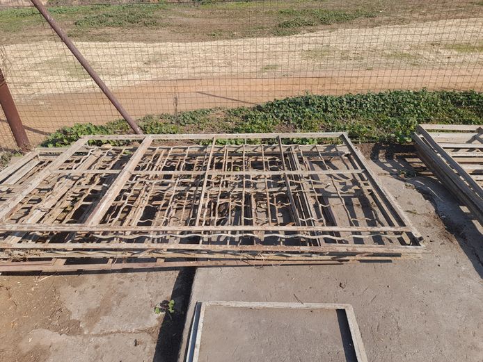 LOT OF WINDOW FRAMES 