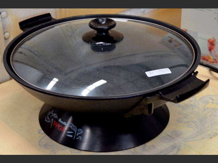 BREVILLE ELECTRIC WOK, 36cm Diameter [Switches on, untested further]