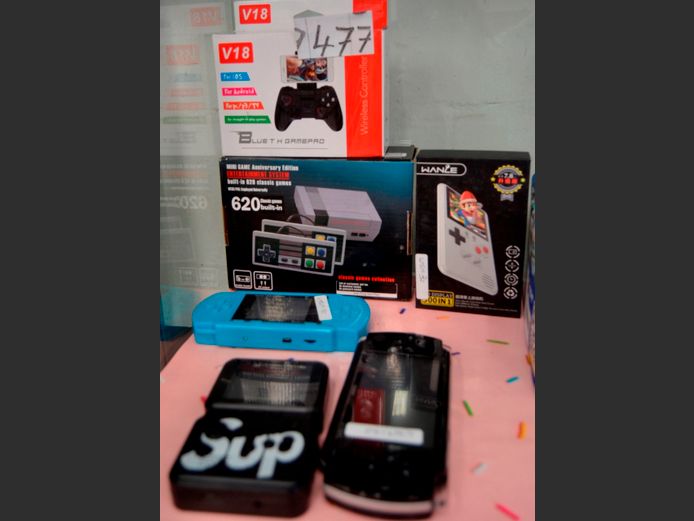 MINI CLASSIC GAME CONSOLE & 2 x HANDHELD GAMES [Untested]
