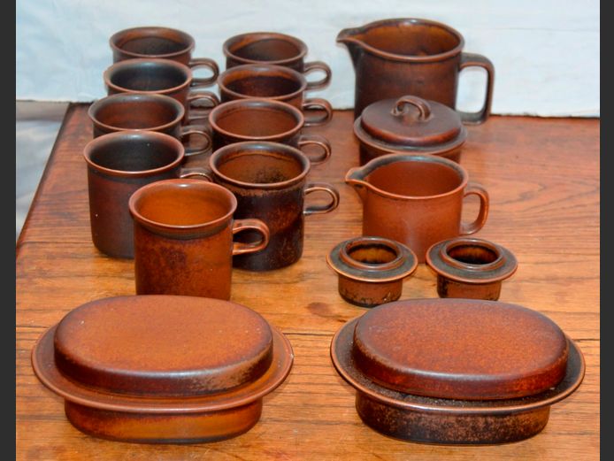 ARABIA BROWN STONEWARE: CUPS, CREAMER & BOWLS WITH LIDS [19 Pieces]