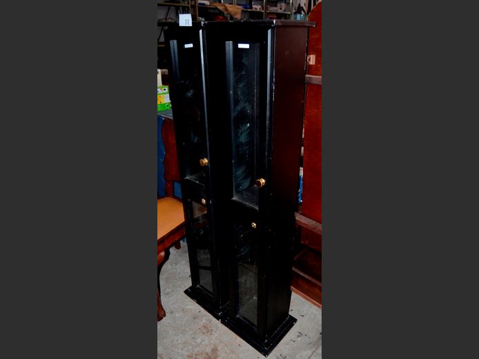 LOT: 2 x DISPLAY CABINETS WITH KEYS, 27 x 23 x 143cm [Scratched in places]