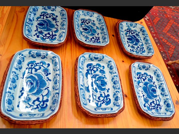 SET OF 6 CHINESE BLUE & WHITE PLATES IN WOVEN WICKER BASKETS, 32 x 20cm