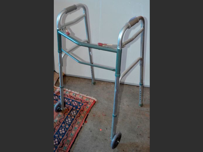 WALKING AID