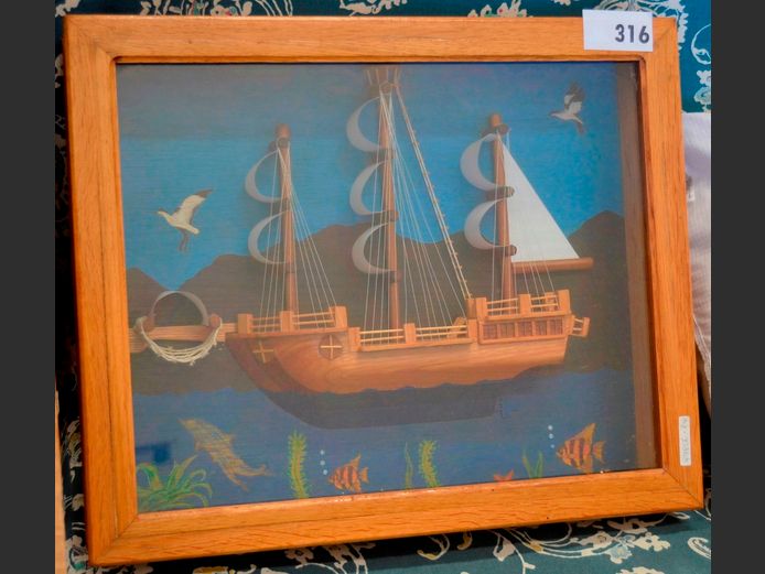 MODEL SHIP IN OAK DISPLAY CASE, 57 x 10 x 46cm