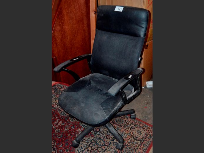 BLACK SWIVEL OFFICE CHAIR [Needs a clean]