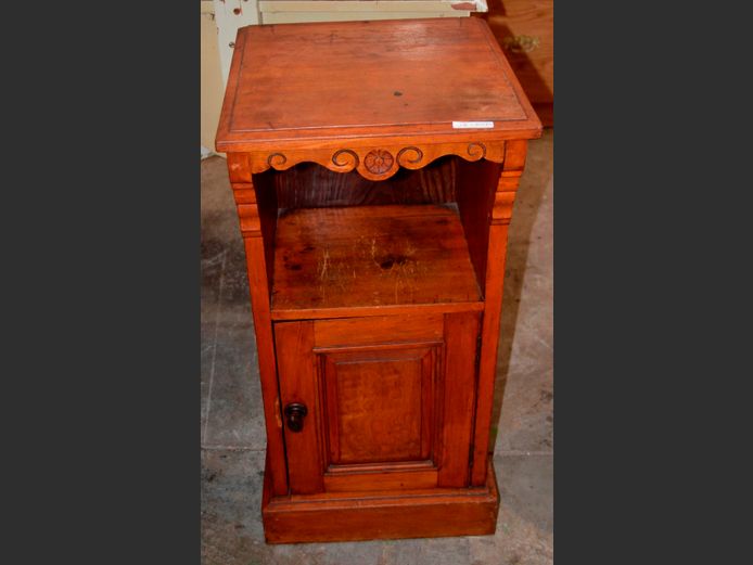 YELLOWWOOD SINGLE DOOR BEDSIDE PEDESTAL, 37 x 37 x 78cm