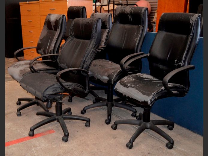 SET OF 6 BLACK SWIVEL OFFICE CHAIRS [Peeling]
