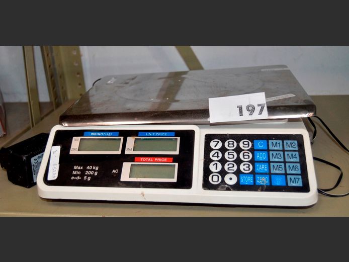 DIGITAL BUTCHER'S SCALE [Switches on]