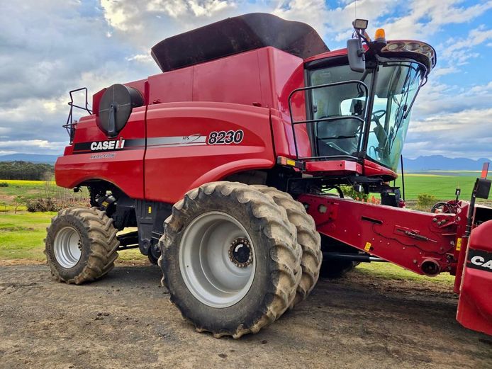 CASE IH 8230 COMBINE