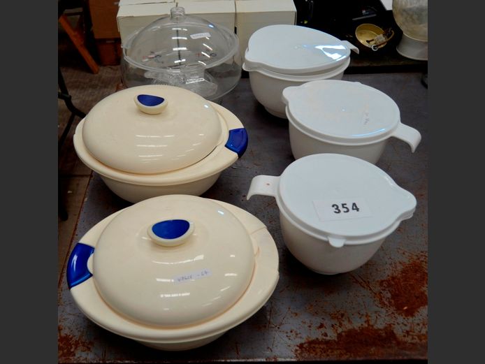 LOT: PLASTIC LIDDED BOWLS & JUGS