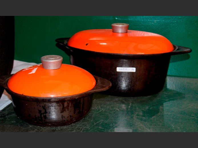 SET OF 2 COOKWELL CAST IRON OVAL POTS WITH LIDS