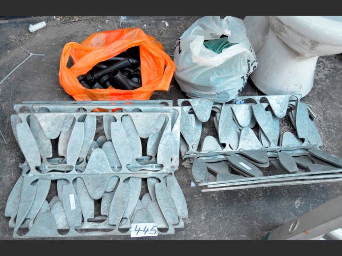 LOT: GALVANISED GARDEN ART & PLASTIC KITCHEN CUPBOARD FEET