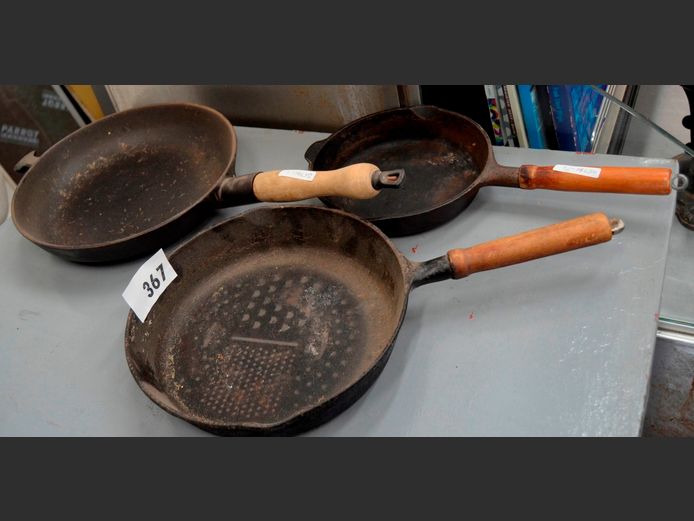 LOT: 3 x CAST IRON FRYING PANS, 28cm Diameter, 27cm Diameter & 20cm Diameter