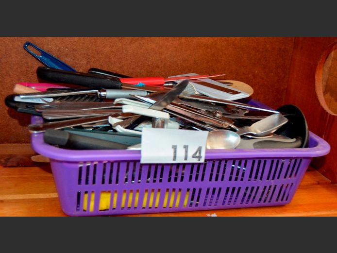 LARGE LOT: CUTLERY & KITCHEN UTENSILS