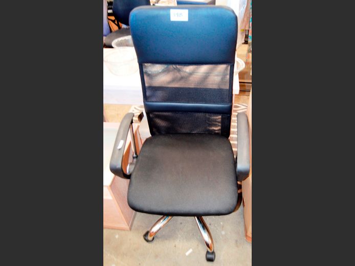 BLACK SWIVEL OFFICE CHAIR
