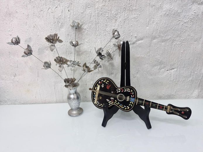 Miniature Guitar Lute Wind-Up Music Box Decorative Inlay