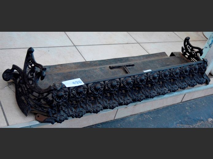 VICTORIAN CAST IRON FIRE FENDER, 106 x 32cm