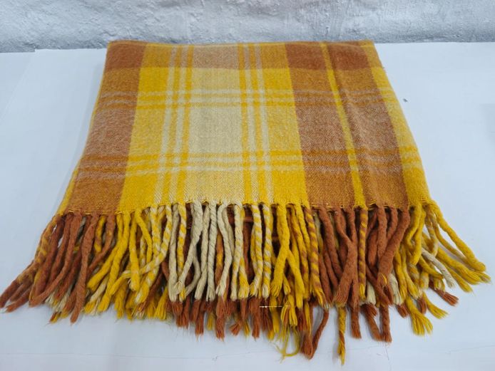 Retro-Style Plaid Woven Fringe Throw Blanket