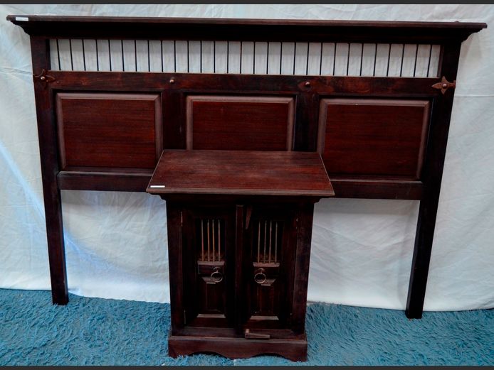 INDONESIAN TEAK QUEEN SIZE HEADBOARD WITH MATCHING BEDSIDE PEDESTAL, 61 x 40 x 74cm