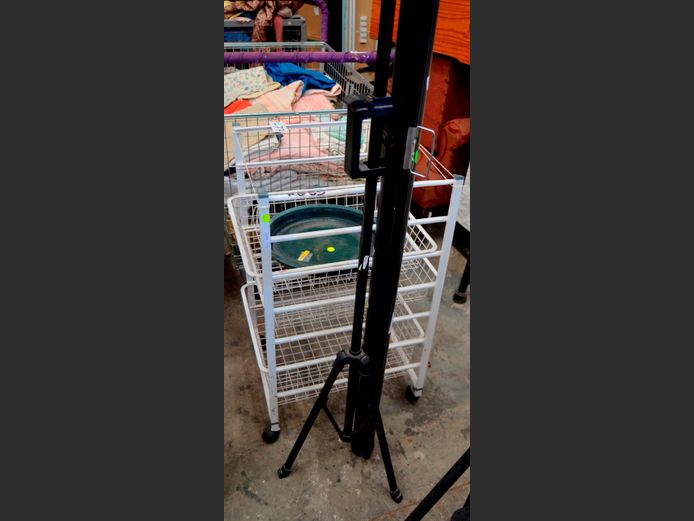 PROJECTOR SCREEN WITH STAND & A METAL 3-TIER VEGGIE RACK, 46 x 40 x 80cm [24,29]