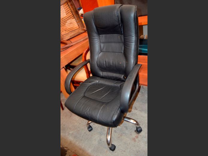 BLACK LEATHER TOUCH SWIVEL OFFICE CHAIR