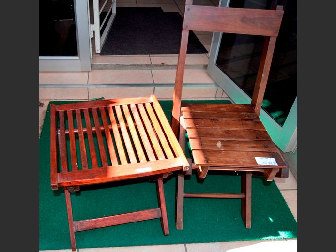 DARKWOOD FOLDING CHAIR & A SIDE TABLE, 44 x 43 x 41cm