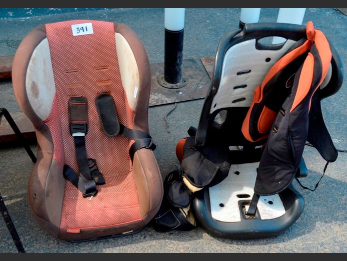 LOT: 2 x BABY CAR SEATS [Need a clean]