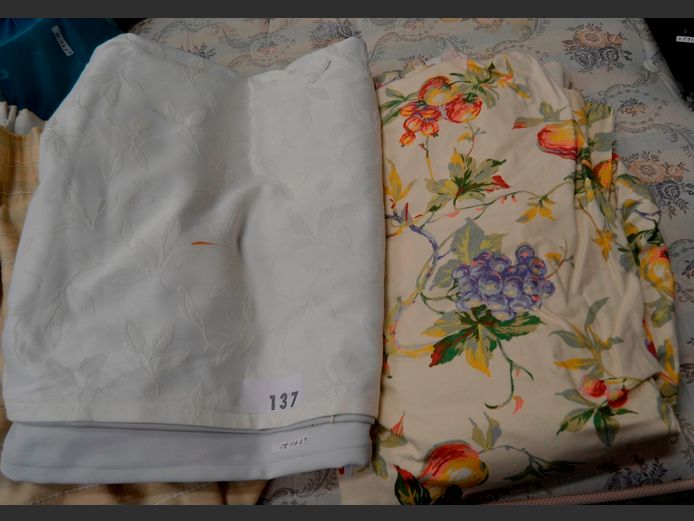 LOT: 2 x DROPS OF CURTAINS