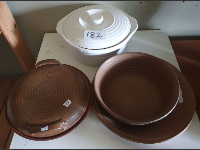 LOT: BROWN STONEWARE CASEROLE WITH LID, WHITE CASEROLE WITH LID, etc