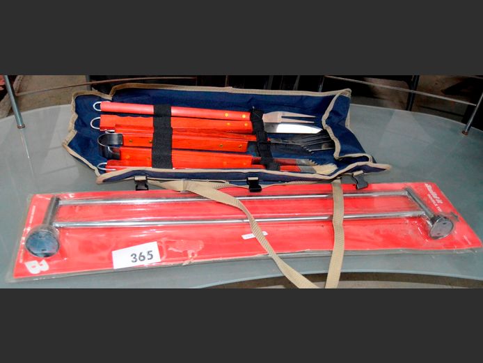 LOT: BRAAI UTENSILS & A TOWEL RAIL