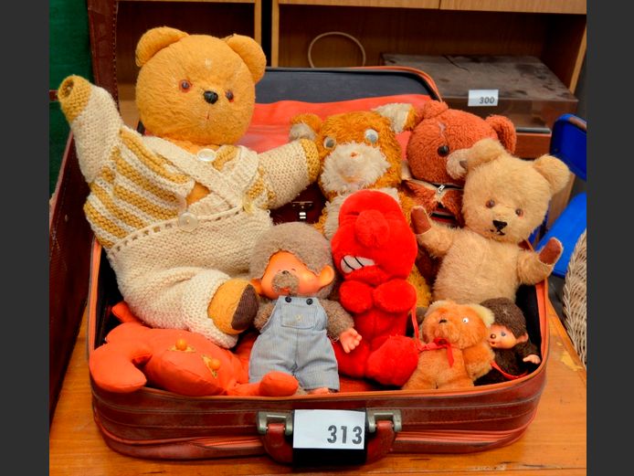 BROWN LEATHER TOUCH SUITCASE WITH VINTAGE TEDDY BEARS & SOFT TOYS