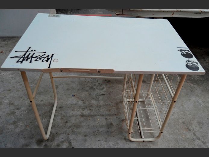 WOOD & WHITE METAL STUDENT'S DESK, 90 x 60 x 74cm