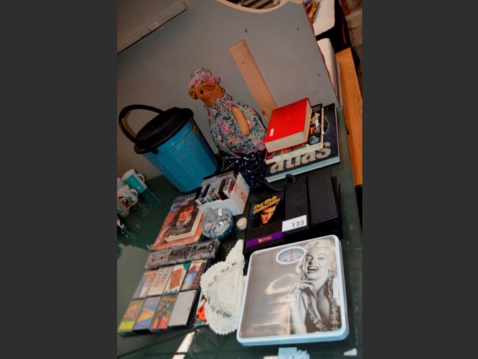 WORLD ATLAS, BATHROOM SCALE, COLLECTION READER'S DIGEST CASSETTE TAPES, etc